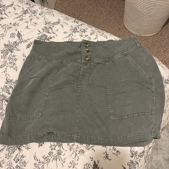AE Army green skirt - Picture 1 of 2